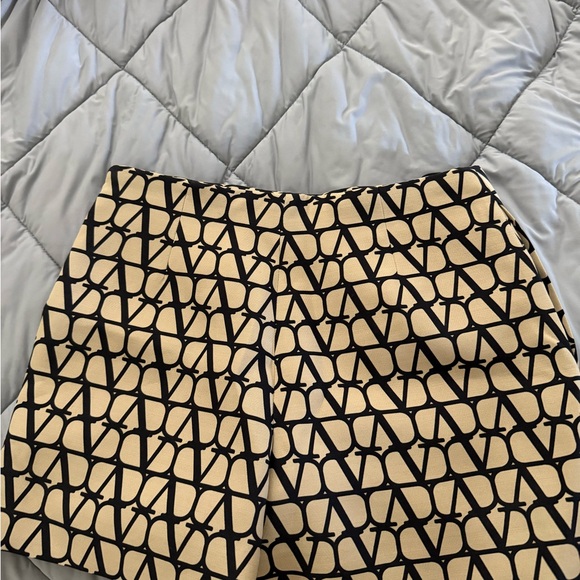 100% authentic Valentino shorts (size 4) - Picture 4 of 5